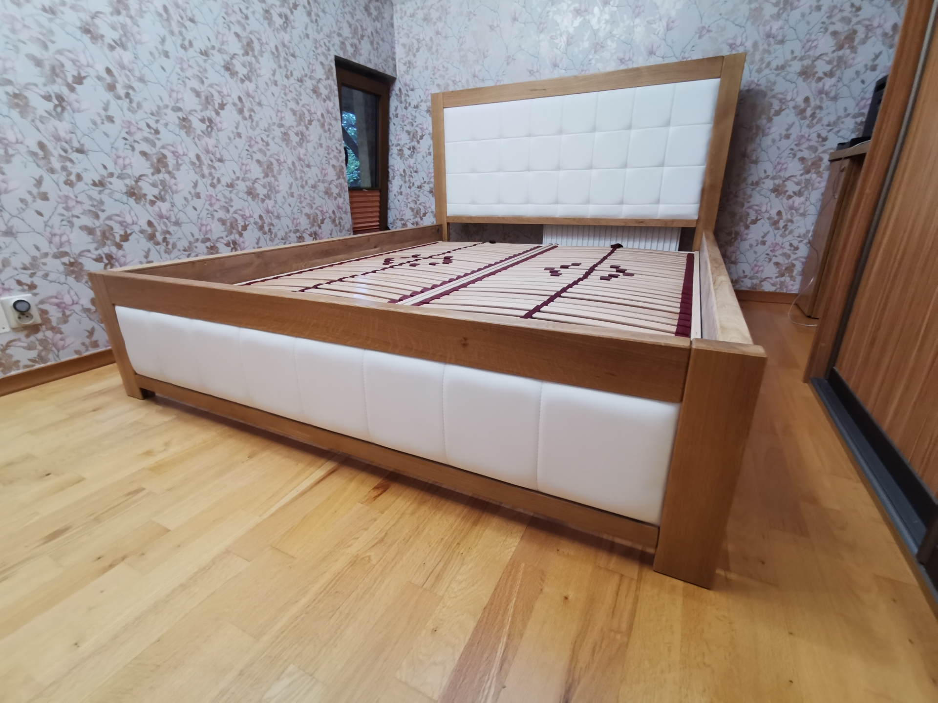 białe łóżko drewniane